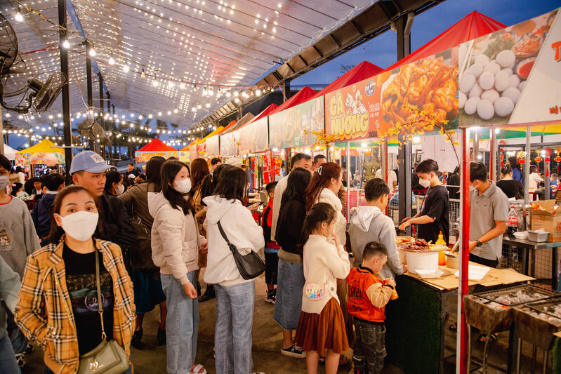 Tourists and locals alike enjoy discovering what to eat in Da Nang