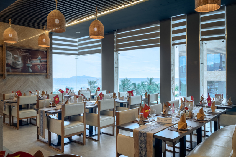 Nhà hàng view biển sang trọng phục vụ buffet sáng