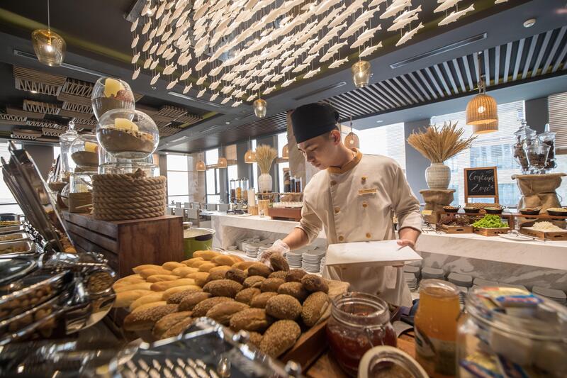 Đội ngũ phục vụ buffet sáng chuyên nghiệp 