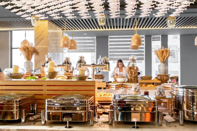 Quầy buffet sáng được bố trí tinh tế với ánh sáng tự nhiên chan hòa
