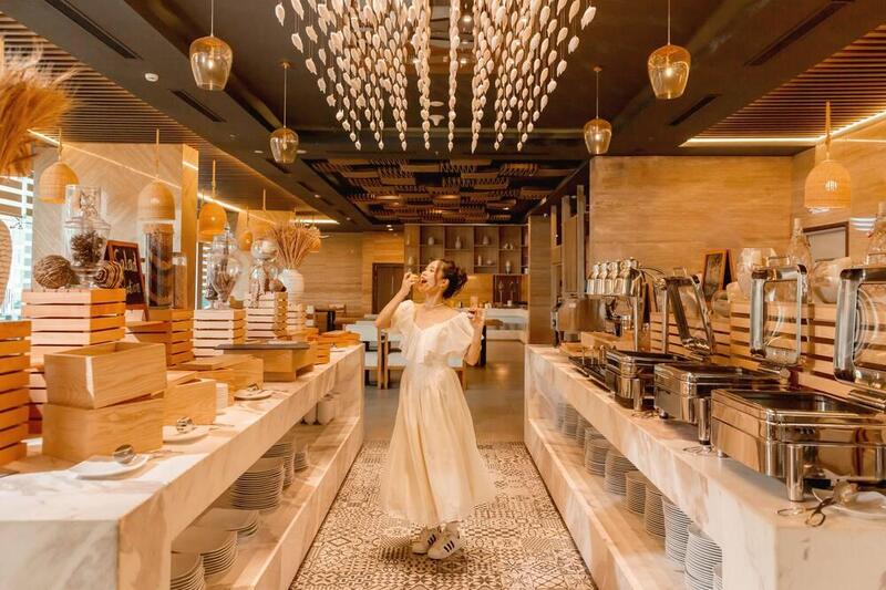 Du khách tận hưởng bữa buffet sáng