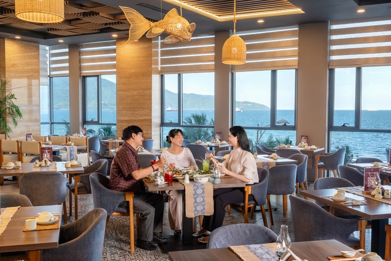 Nhà hàng view biển hiện đại và sang trọng