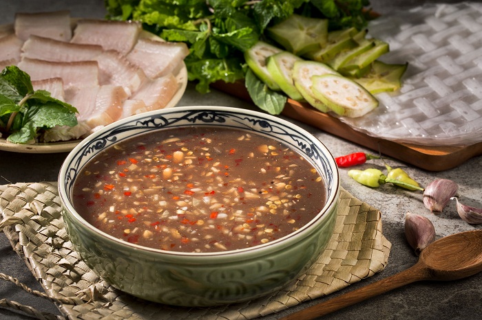 Đặc sản Đà Nẵng ăn kèm với rau sống